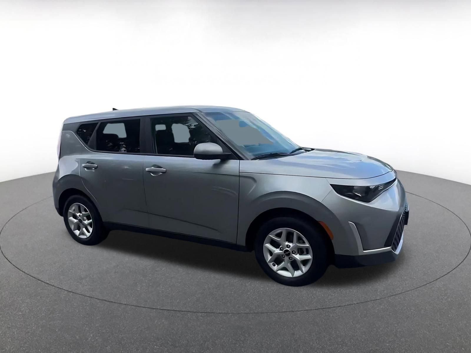 Used 2025 Kia Soul LX w/ LX Technology Package FWD image 2