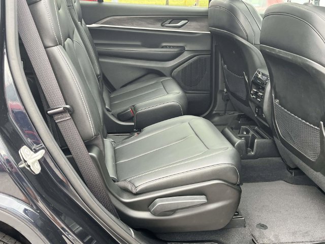 Used 2023 Jeep Grand Cherokee L Limited AWD/4WD image 24