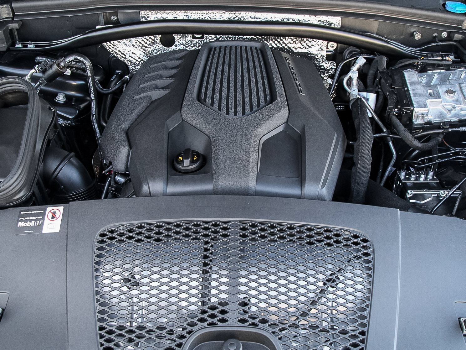 Certified 2024 Porsche Macan AWD/4WD image 21