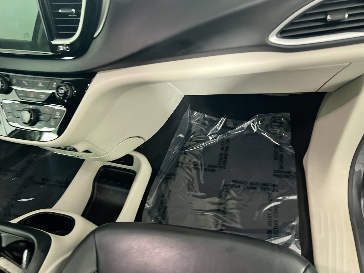 Used 2023 Chrysler Pacifica Touring-L FWD image 31
