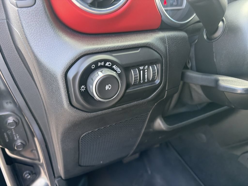 Used 2021 Jeep Wrangler Unlimited Rubicon w/ Cold Weather Group AWD/4WD image 19