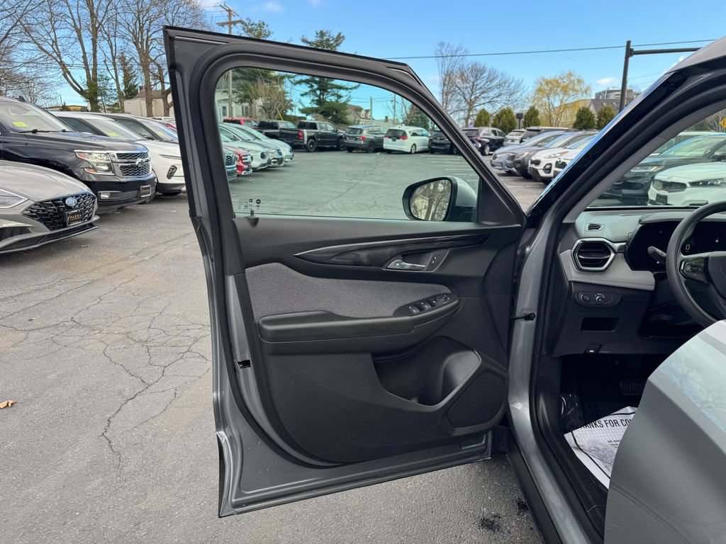 Used 2025 Chevrolet TrailBlazer LT AWD/4WD image 19