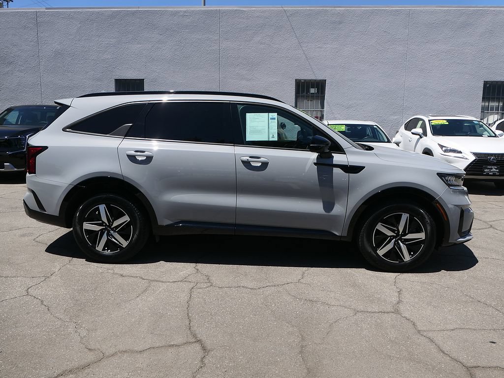 Used 2023 Kia Sorento EX w/ Panoramic Sunroof Package FWD image 2