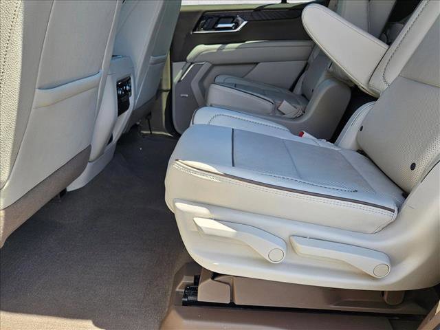 Used 2025 GMC Yukon Denali w/ LPO, Illumination Package AWD/4WD image 17