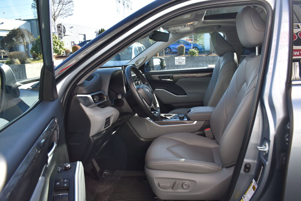 Used 2023 Toyota Highlander Limited image 18