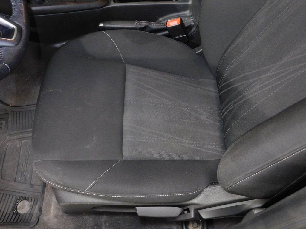 Used 2018 Ford Focus SE w/ SE Winter Package FWD image 32