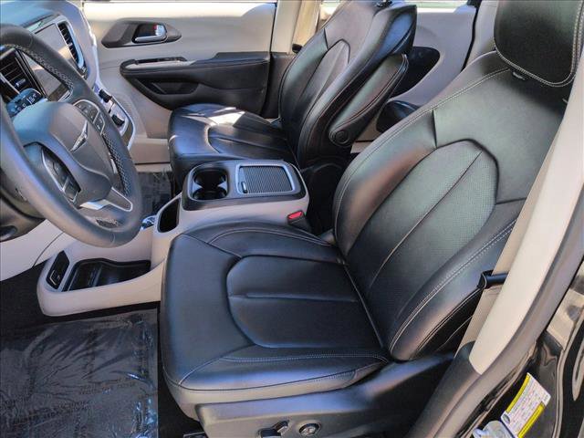 Used 2024 Chrysler Pacifica Touring-L image 15