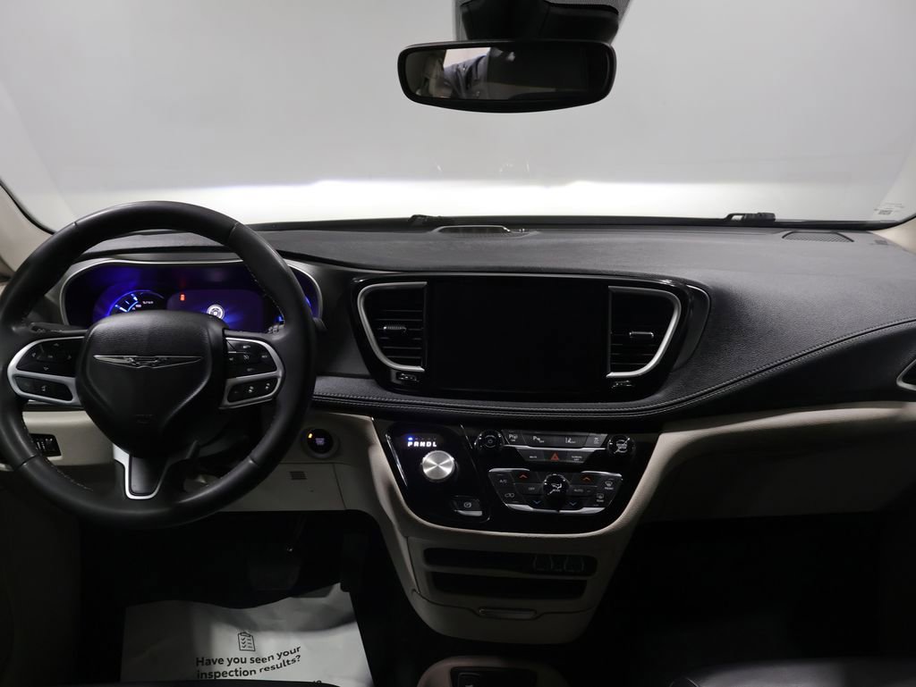Used 2023 Chrysler Pacifica Touring-L image 17