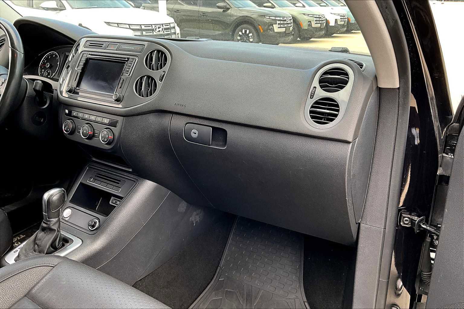 Used 2016 Volkswagen Tiguan SE image 18