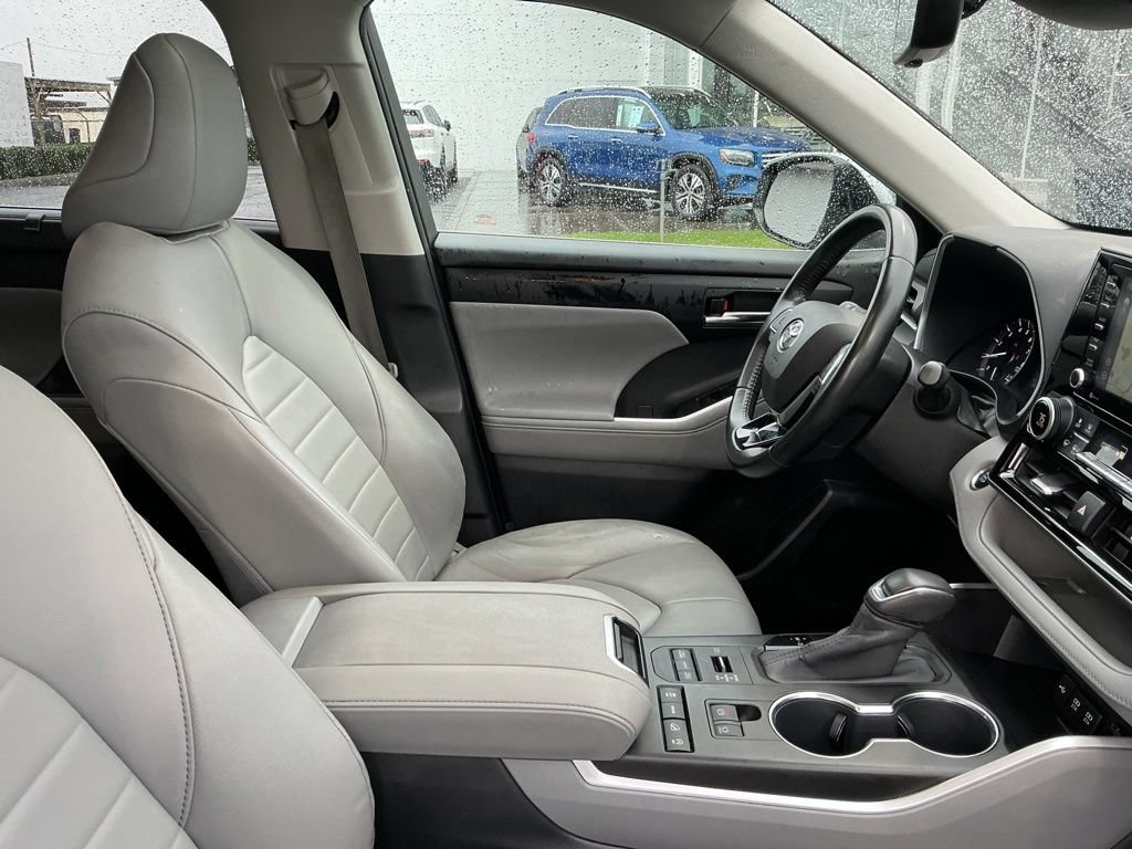 Used 2020 Toyota Highlander XLE AWD/4WD image 19