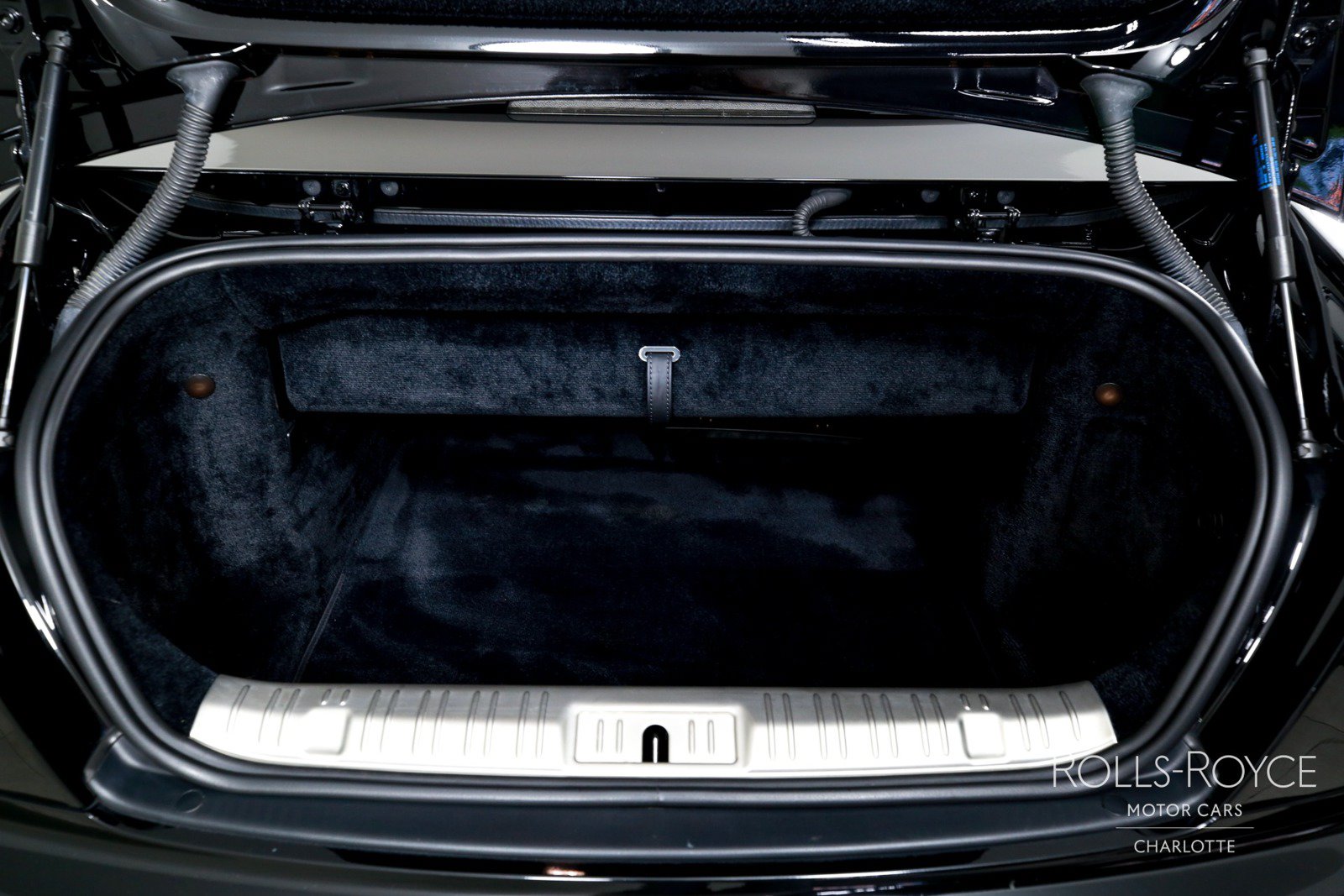 Used 2019 Rolls-Royce Dawn RWD image 21