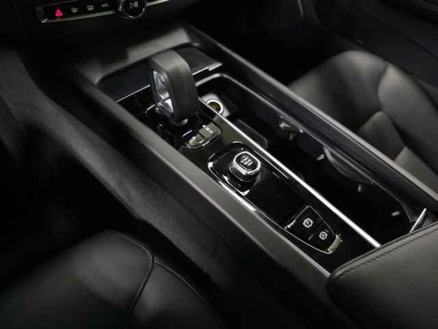 Certified 2025 Volvo XC60 B5 Core image 31