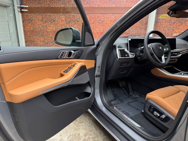 Used 2026 BMW X5 xDrive40i w/ Climate Comfort Package image 9