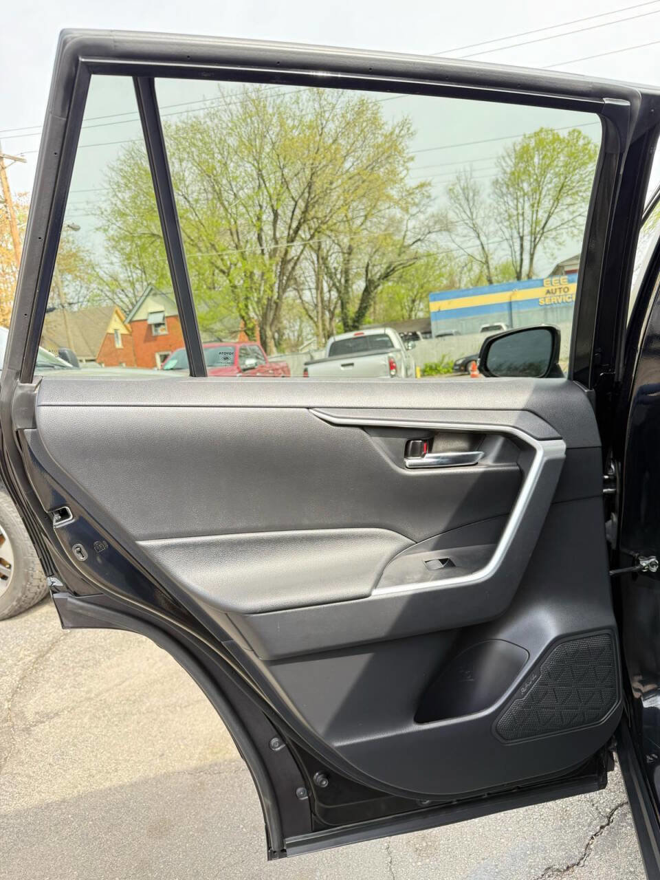 Used 2021 Toyota RAV4 XLE Premium image 9