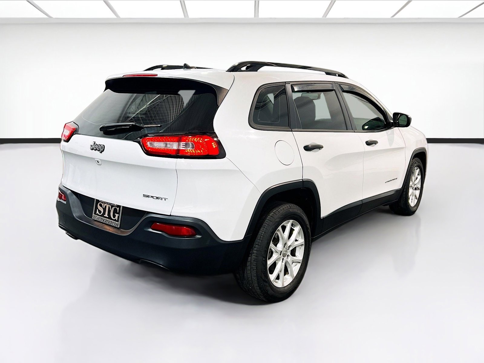 Used 2016 Jeep Cherokee Sport FWD image 4