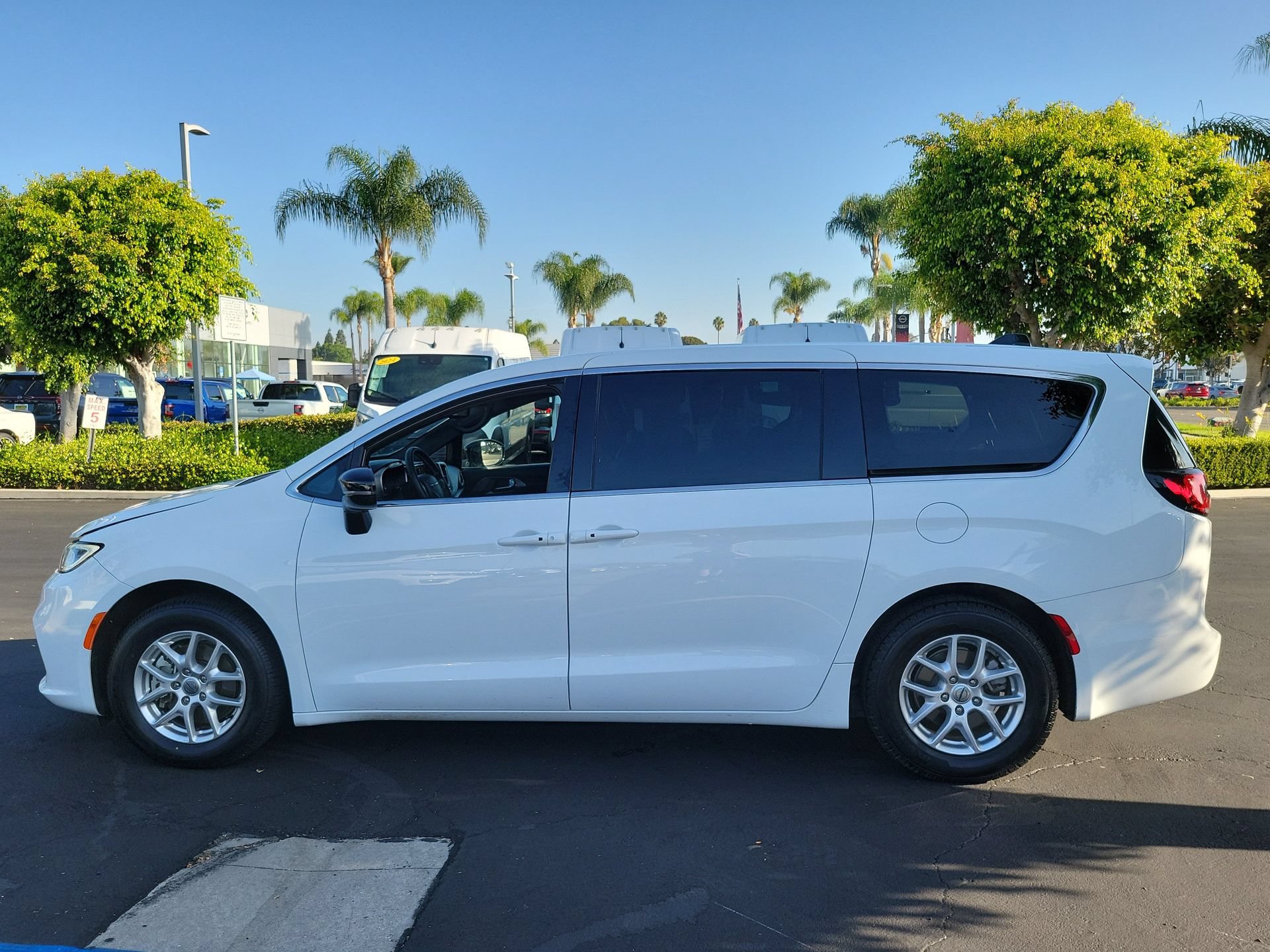 Certified 2025 Chrysler Pacifica Select FWD image 25