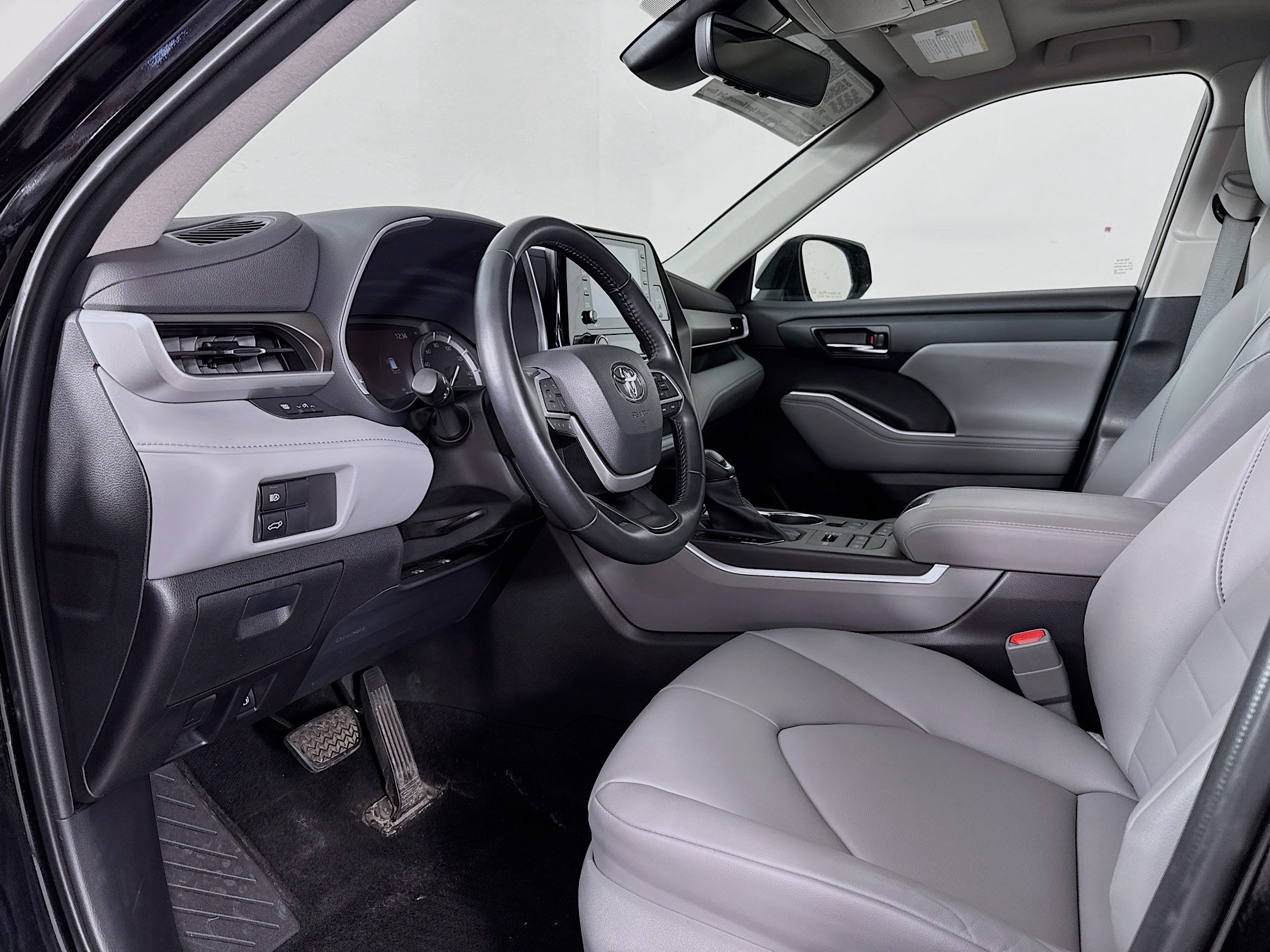 Used 2022 Toyota Highlander XLE AWD/4WD image 9