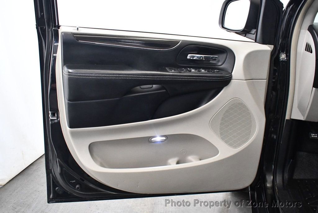 Used 2014 Chrysler Town & Country Touring-L image 7