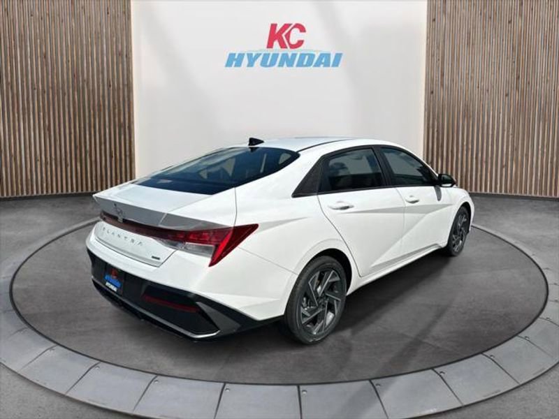 New 2025 Hyundai Elantra Limited image 2