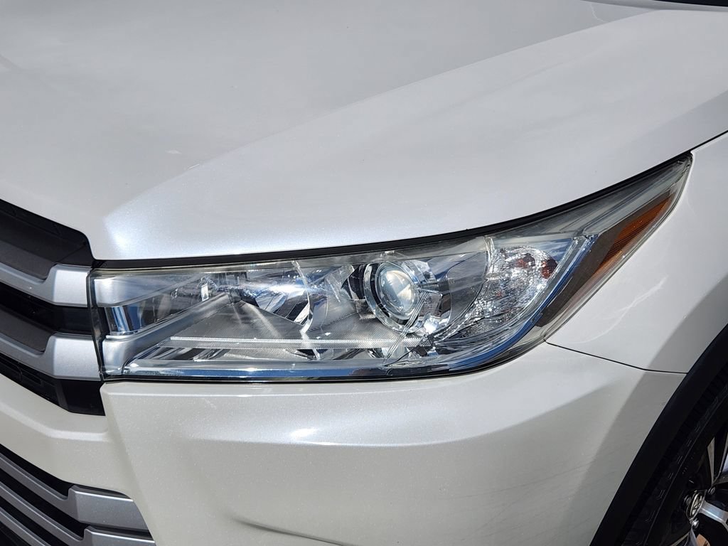 Used 2017 Toyota Highlander Plus FWD image 10
