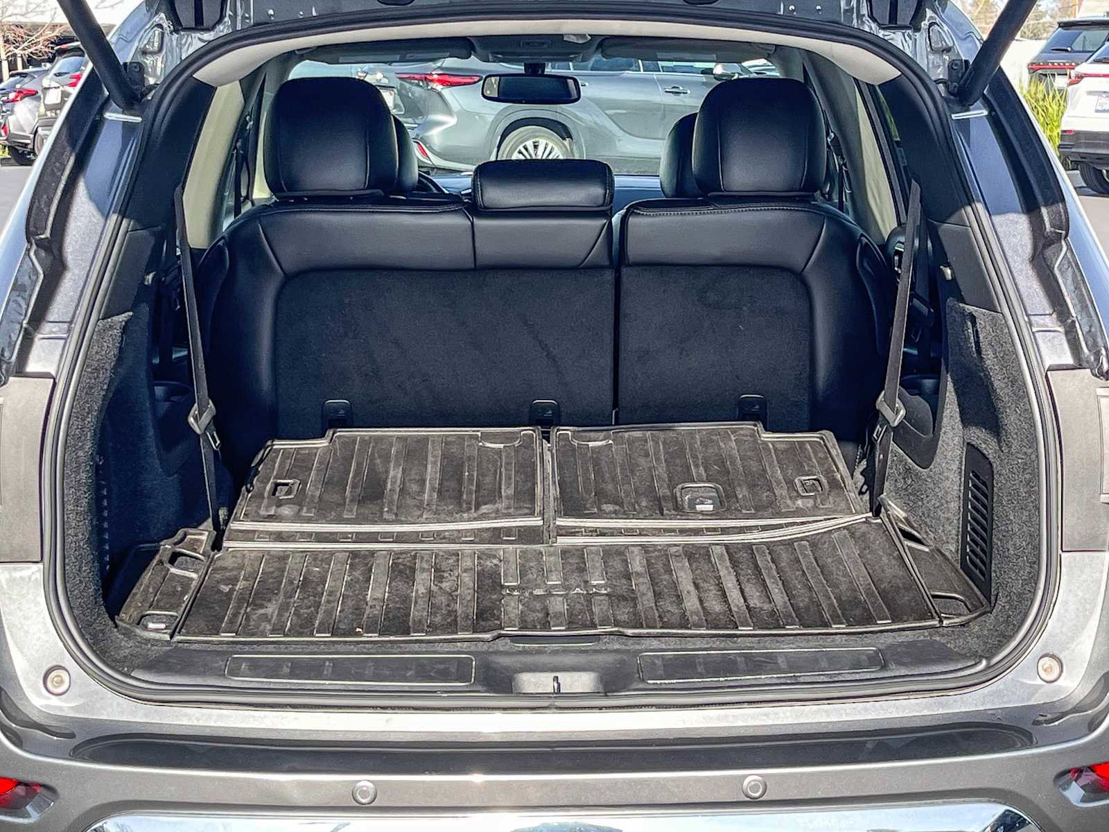 Used 2019 Nissan Pathfinder Platinum w/ Cargo Package image 23