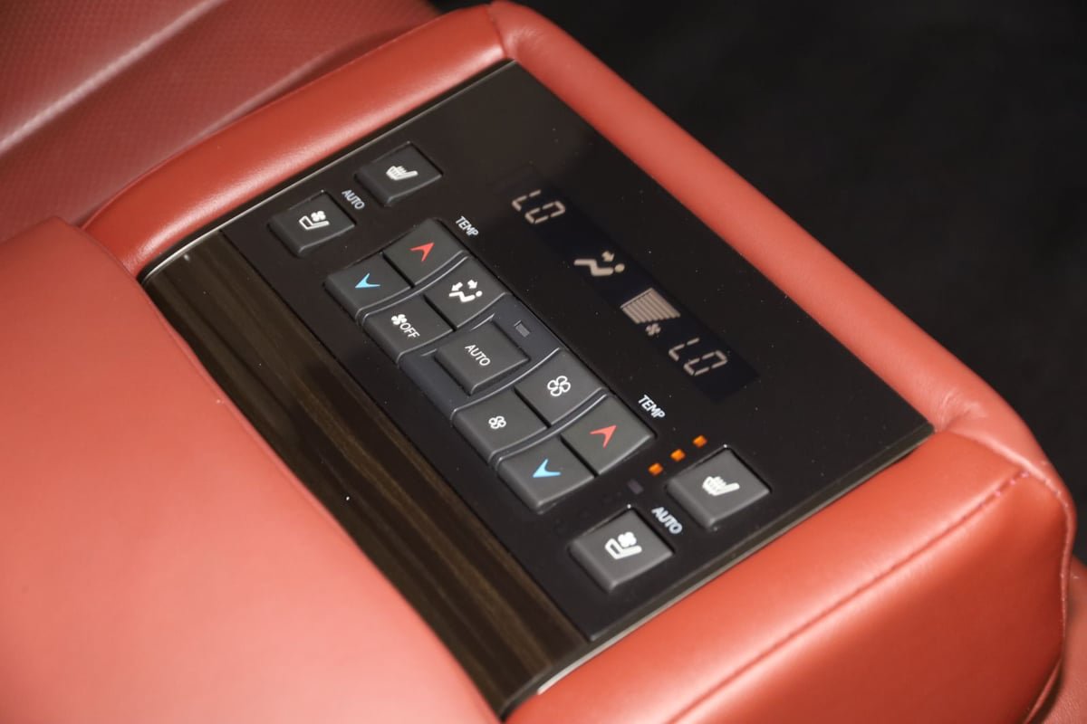 Used 2020 Lexus LX 570 4WD w/ Luxury Package image 17