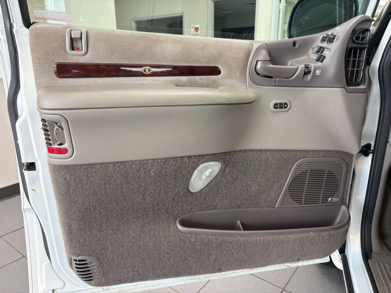 Used 2000 Chrysler Town & Country Limited image 6