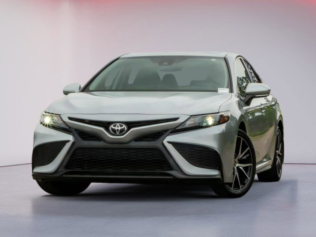Used 2022 Toyota Camry SE w/ Cold Weather Package FWD image 1