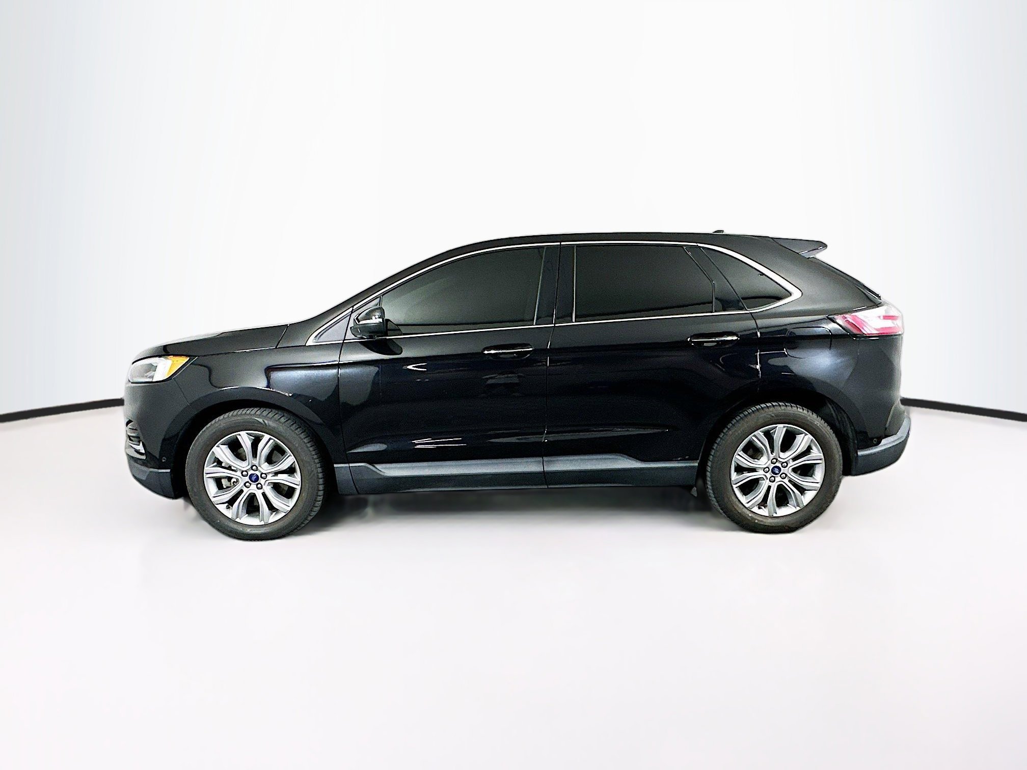 Used 2019 Ford Edge Titanium w/ Equipment Group 301A AWD/4WD image 4