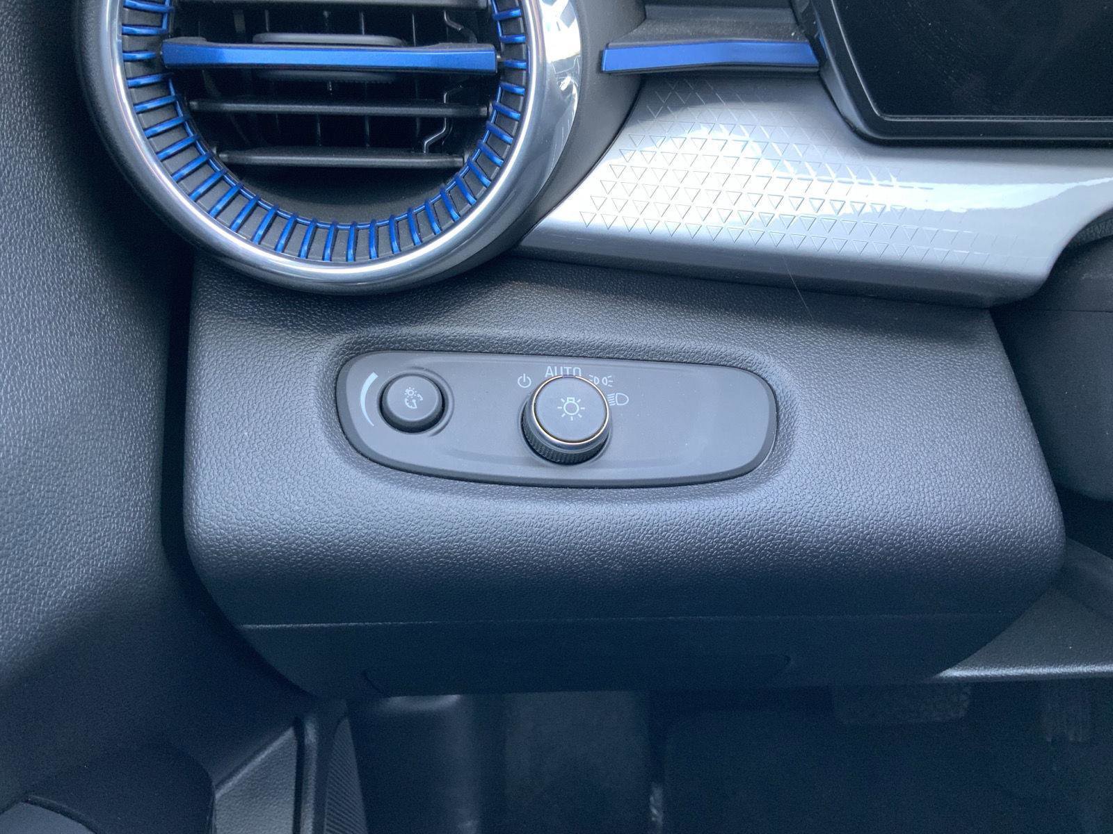 Used 2025 Chevrolet Trax LT w/ LT Convenience Package image 29