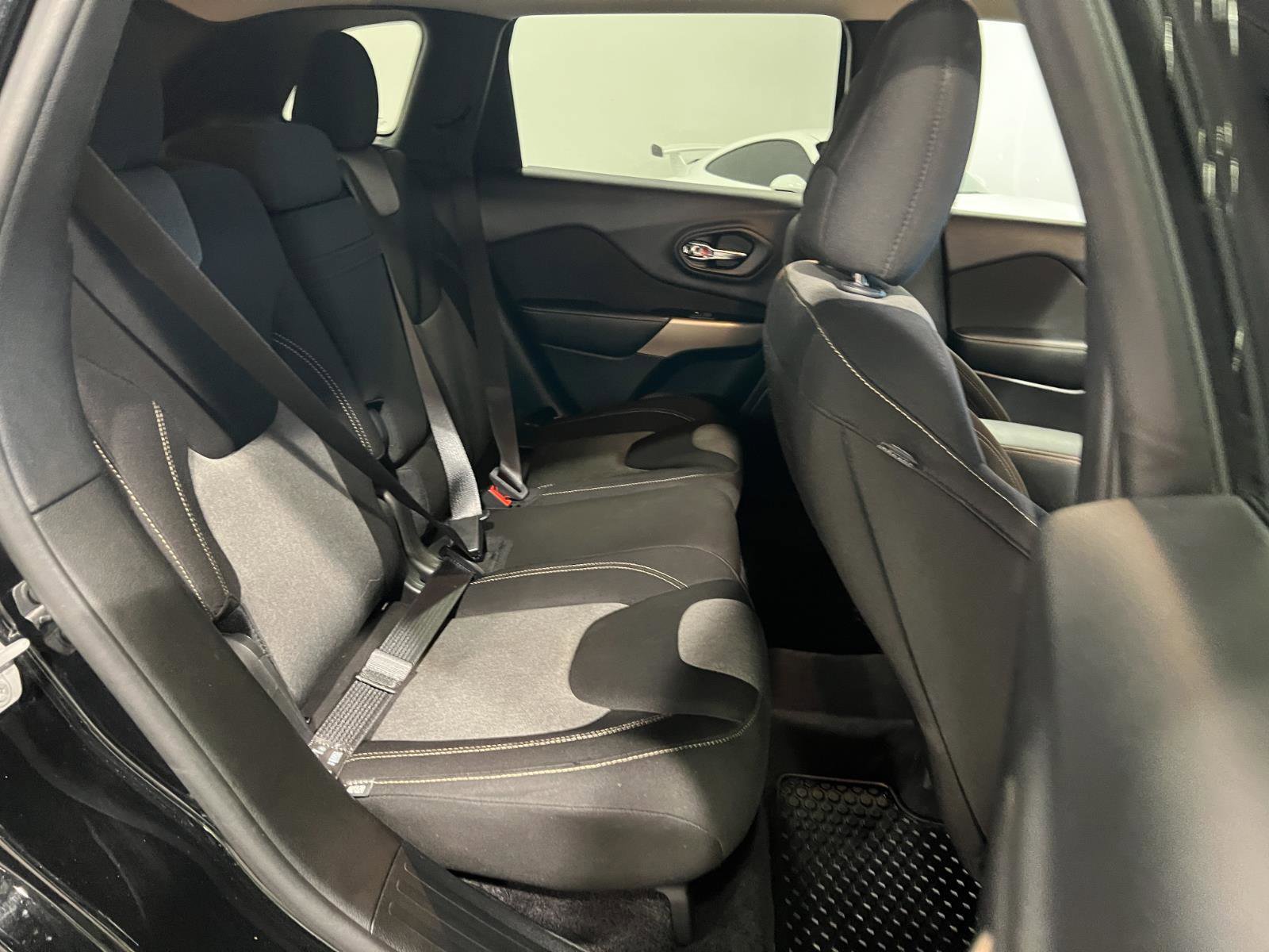 Used 2018 Jeep Cherokee Latitude w/ Cold Weather Group image 31