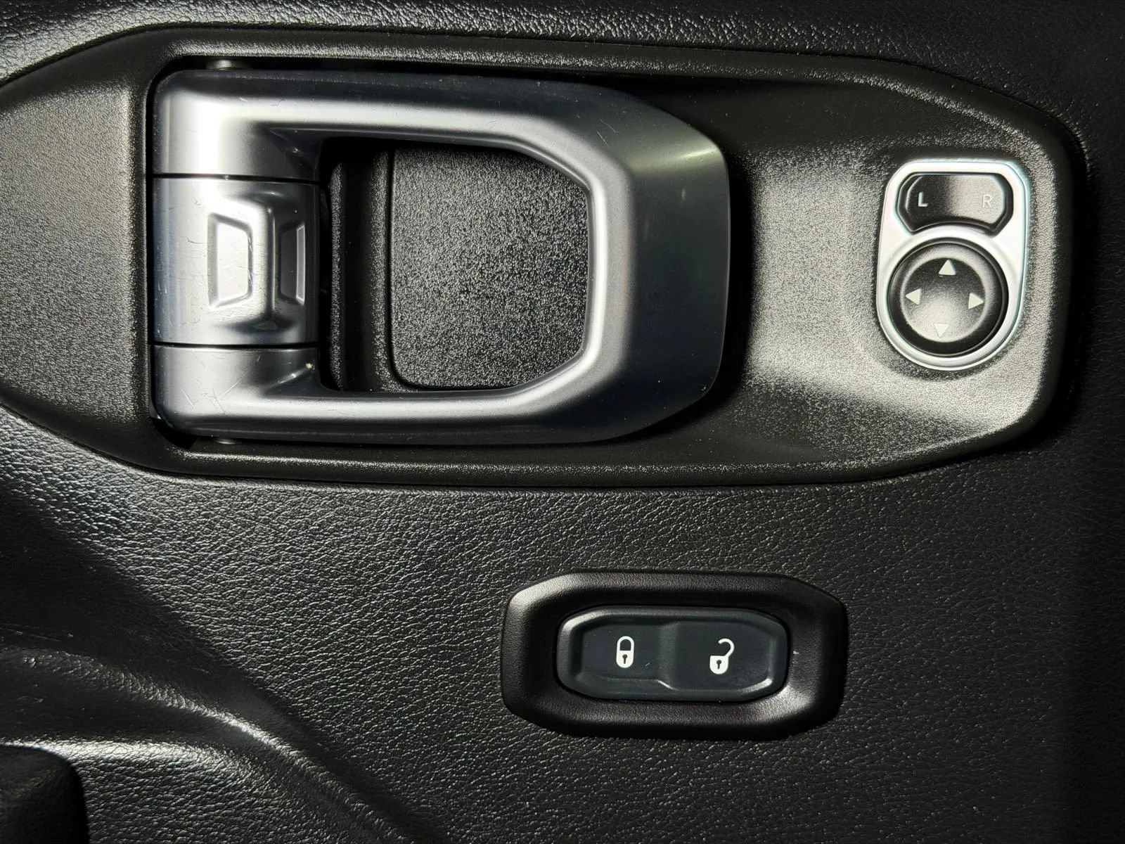 Used 2018 Jeep Wrangler Unlimited Sport S AWD/4WD image 23