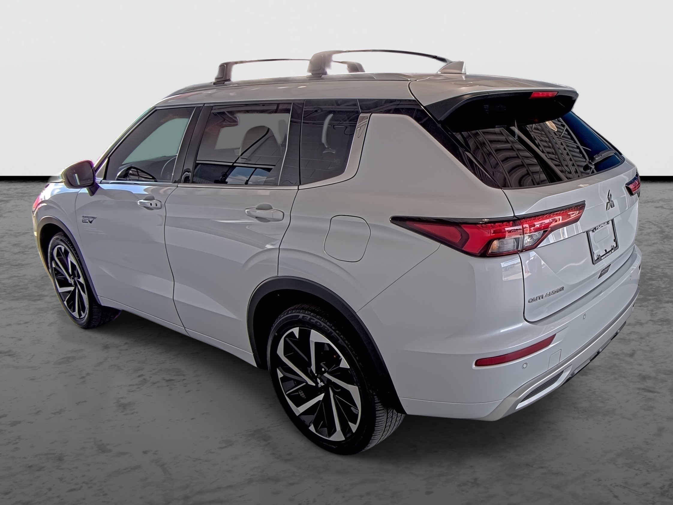 Used 2024 Mitsubishi Outlander 4WD Plug-In Hybrid image 2