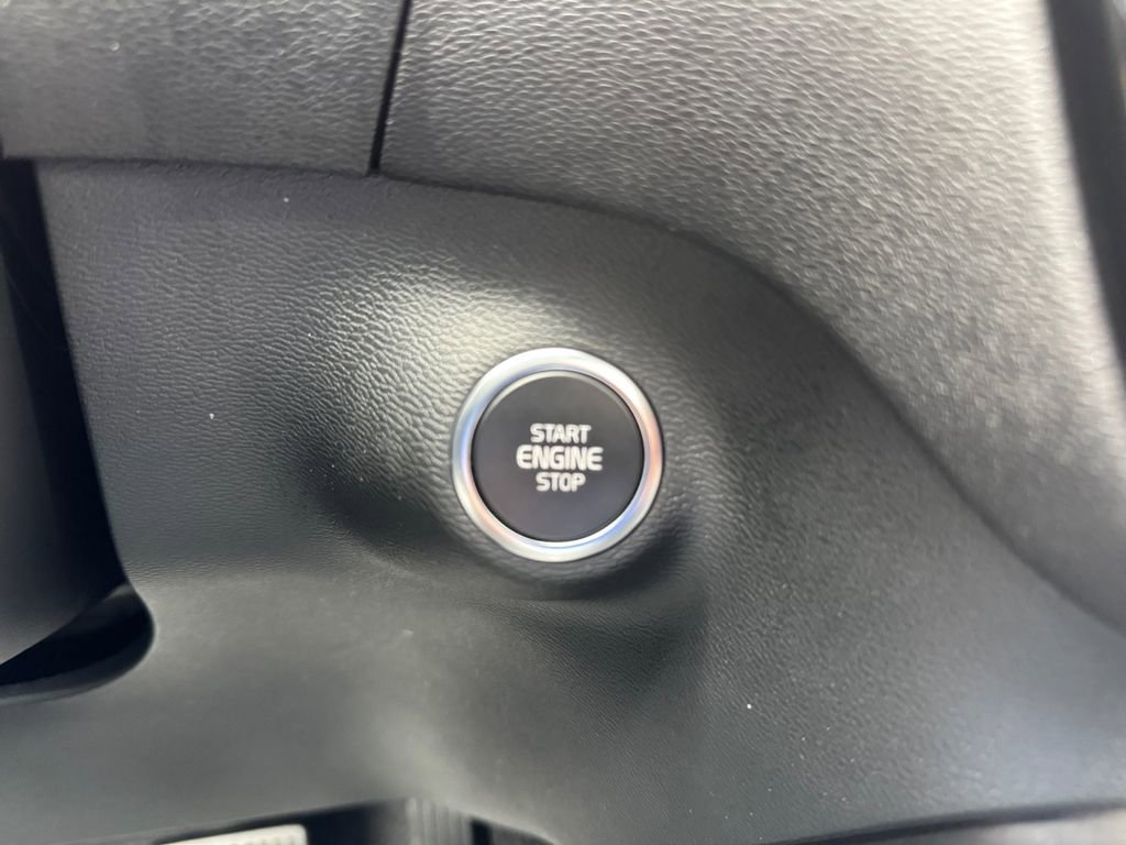 Used 2025 Volvo XC40 B5 Core AWD/4WD image 19