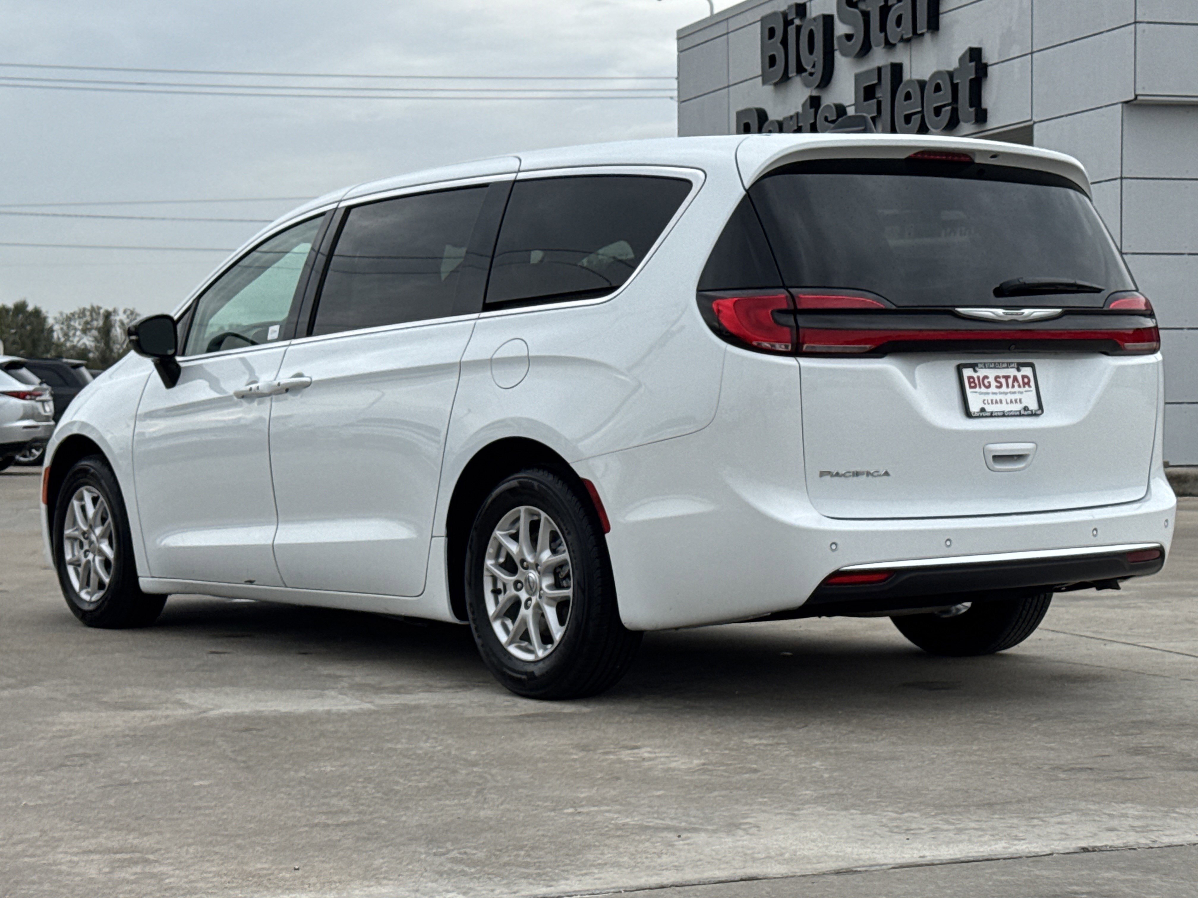 Used 2024 Chrysler Pacifica Touring-L image 9