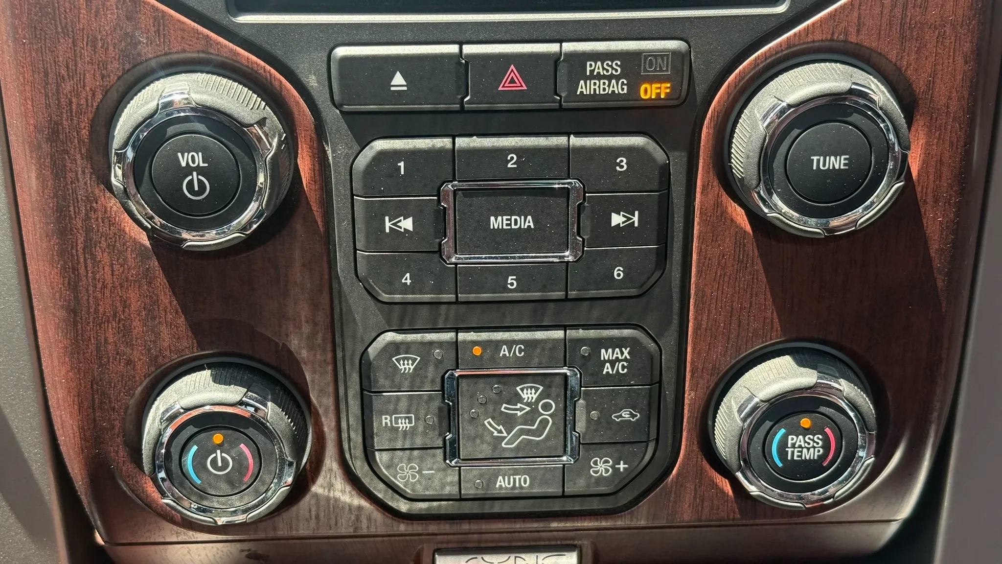Used 2014 Ford F150 King Ranch w/ King Ranch Luxury Package AWD/4WD image 17