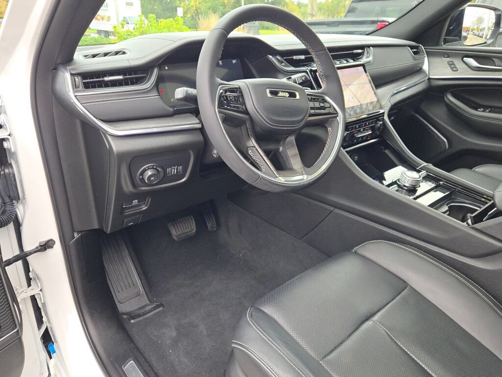 Certified 2023 Jeep Grand Cherokee Overland w/ Luxury Tech Group IV AWD/4WD image 25