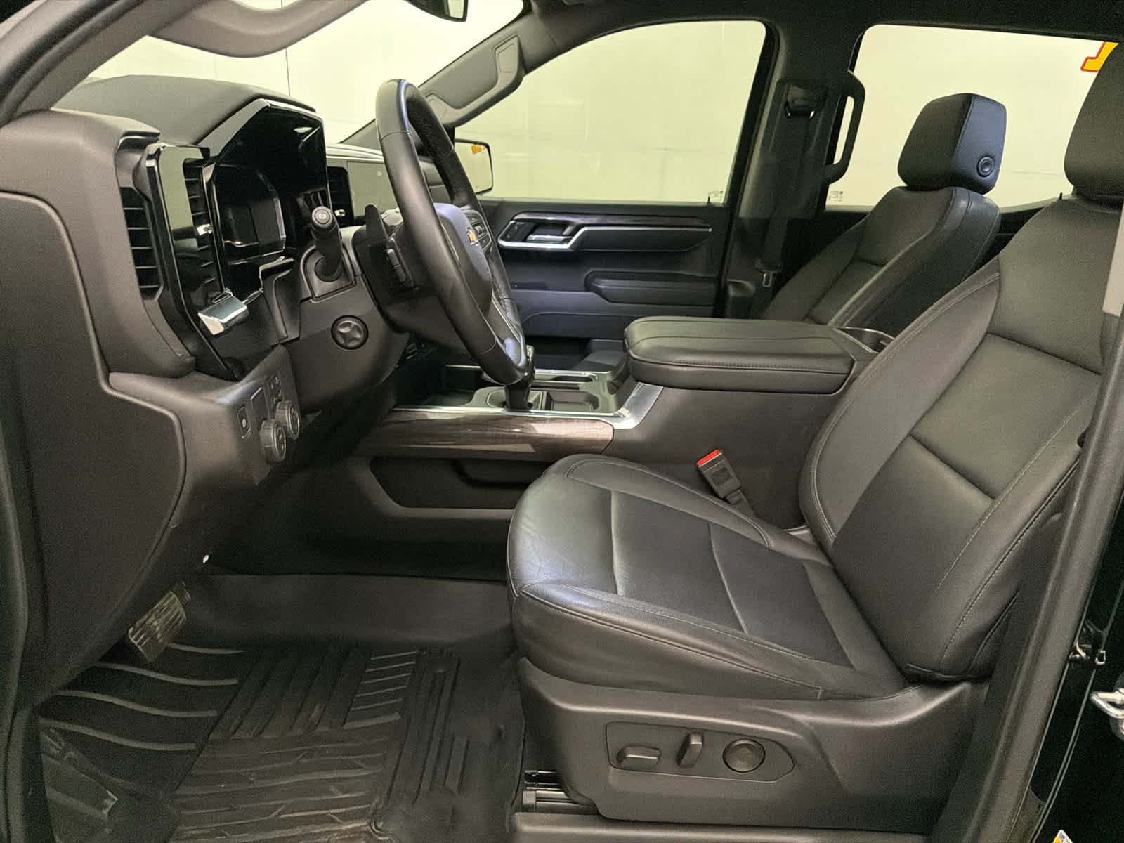 Used 2024 Chevrolet Silverado 1500 LTZ RWD image 14