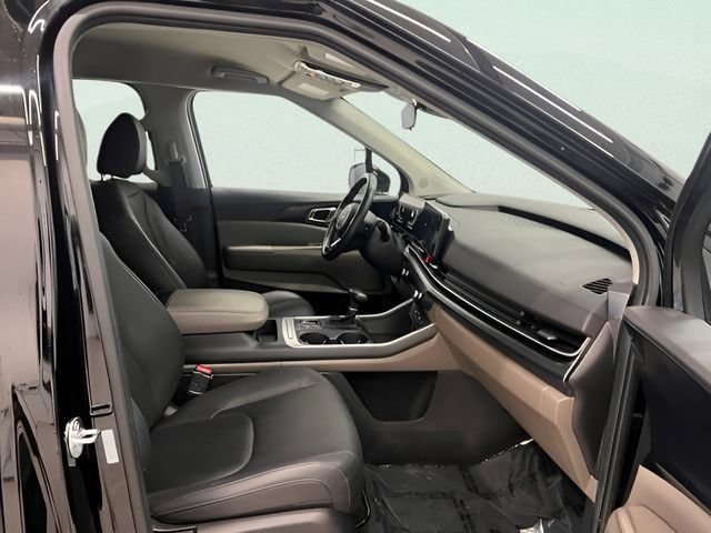 Used 2026 Kia Carnival FWD image 14