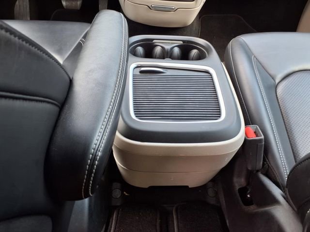 Used 2023 Chrysler Pacifica Touring-L FWD image 9