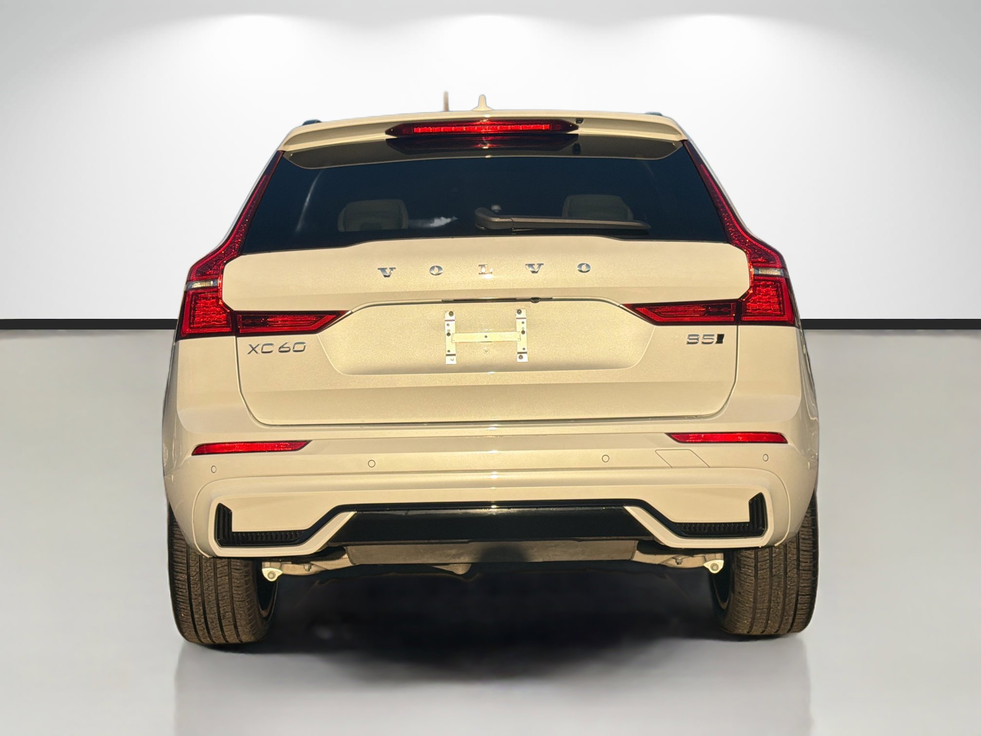 Used 2025 Volvo XC60 B5 Ultra w/ Climate Package image 4