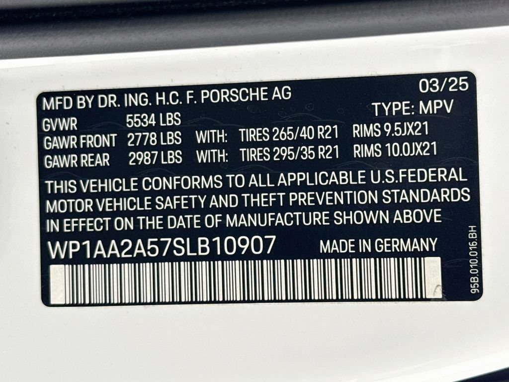 Used 2025 Porsche Macan AWD/4WD image 34