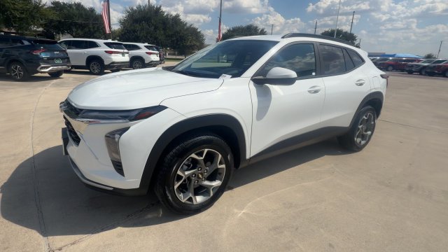 Used 2025 Chevrolet Trax LT FWD image 4