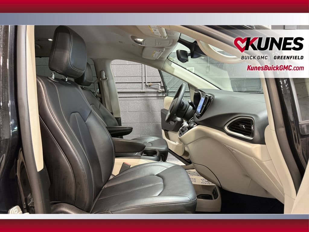 Used 2024 Chrysler Pacifica Touring-L FWD image 37