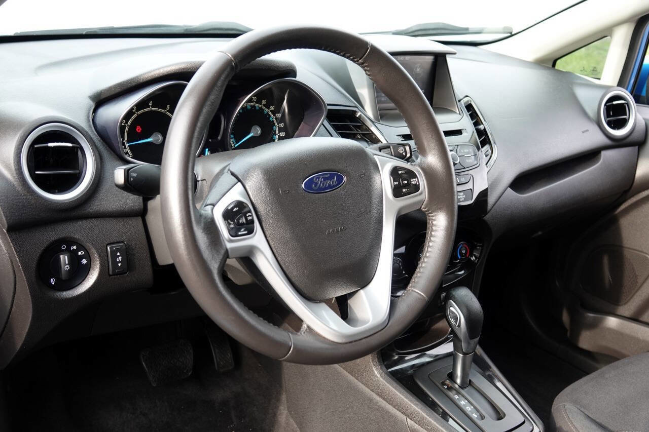 Used 2014 Ford Fiesta SE w/ Equipment Group 201A FWD image 4