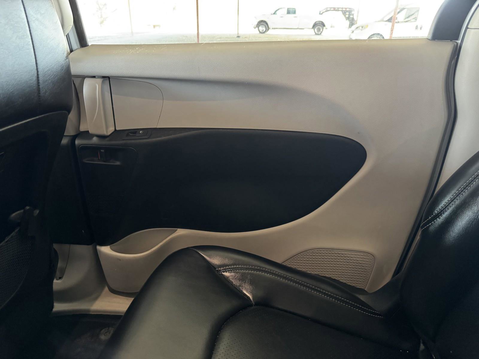 Used 2023 Chrysler Pacifica Touring-L image 33