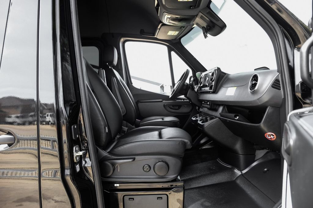 Used 2025 Mercedes-Benz Sprinter 2500 w/ Dashboard Charging Package image 32