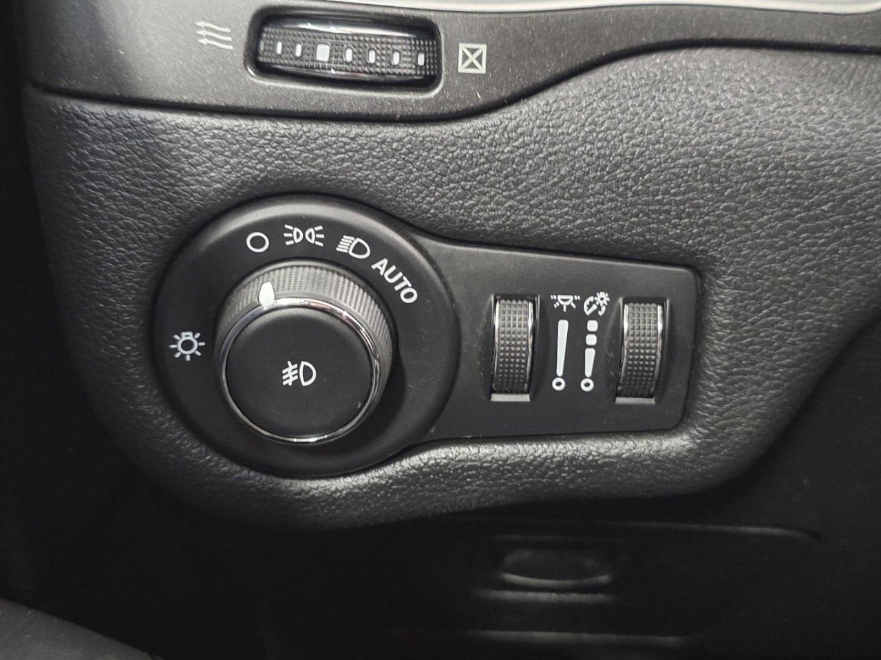 Used 2020 Jeep Cherokee Trailhawk AWD/4WD image 30