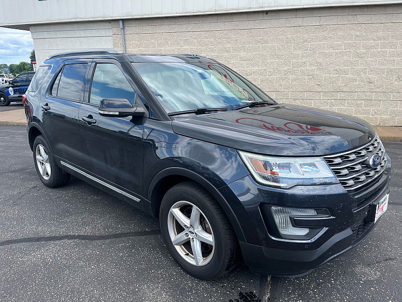 Used 2017 Ford Explorer XLT w/ Equipment Group 202A AWD/4WD image 2