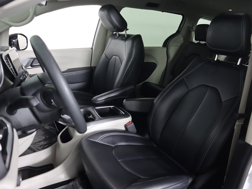 Used 2024 Chrysler Pacifica Touring-L image 26